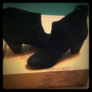 NWT Ecote black booties