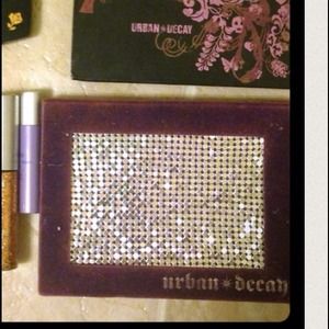 2 UD hardly used pallets except the color "sin"