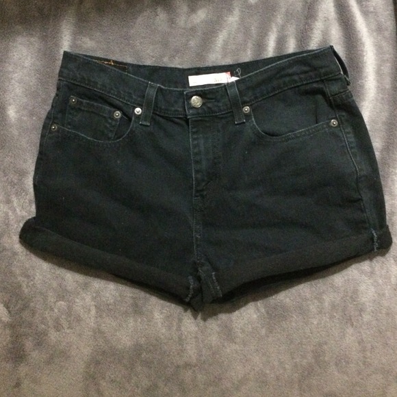 Black high waisted shorts Levi's.