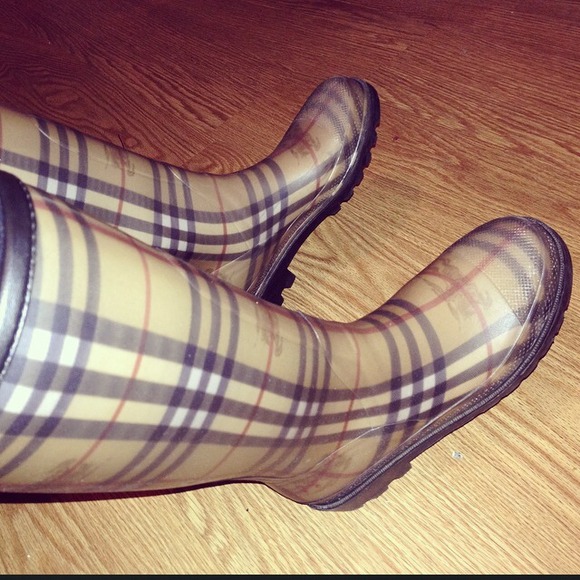 Burberry rain boots (AUTHENTIC)