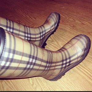 Burberry rain boots (AUTHENTIC)