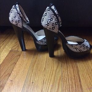 Black and white retro pumps