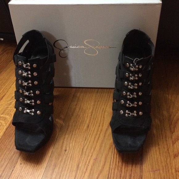 Jessica Simpsons black pumps - Picture 2 of 3