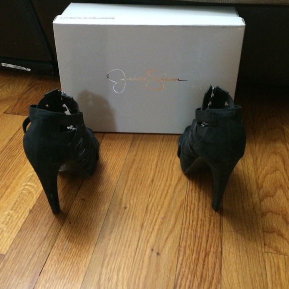 Jessica Simpsons black pumps - Picture 3 of 3
