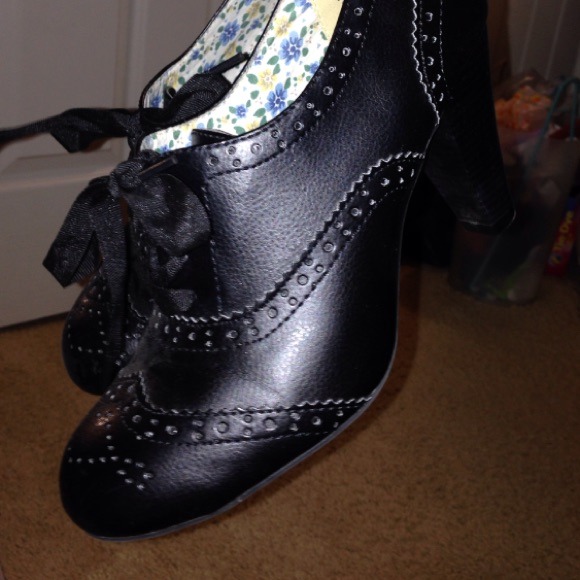 American eagle black heels size 8.5