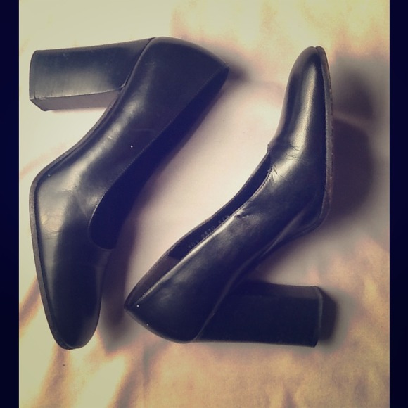 Gucci black leather rounded square toe pump