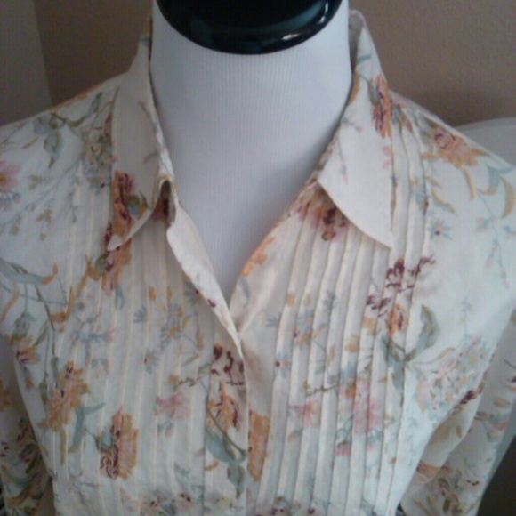 SOLD in BUNDLE!!  Ralph Lauren Top........ - Picture 2 of 2