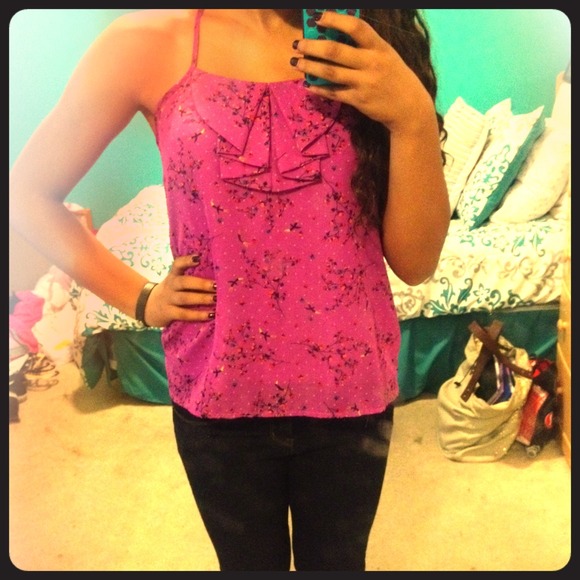 Super cute razor back tank top 💜