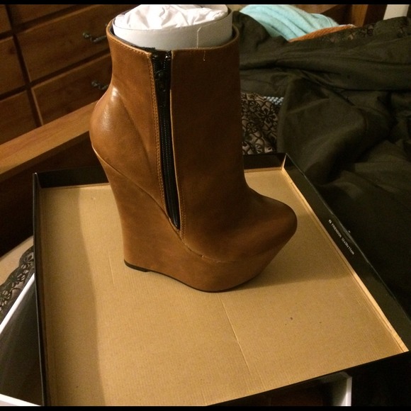 Cognac Wedge booties