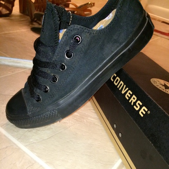 Black converse