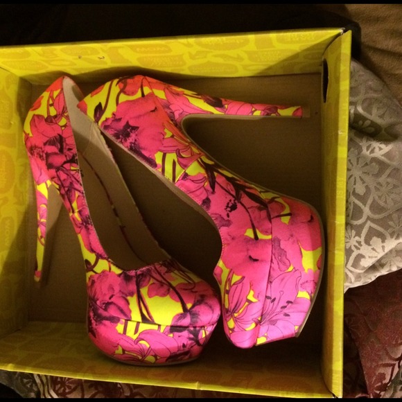 Pink yellow shoes - Picture 2 of 2