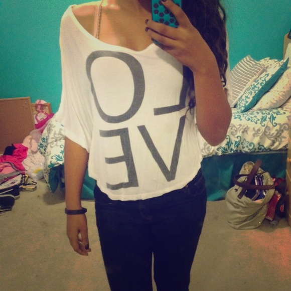 Loose L O V E top 🔲🔳