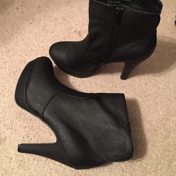 Never worn black madden girl ankle pumps