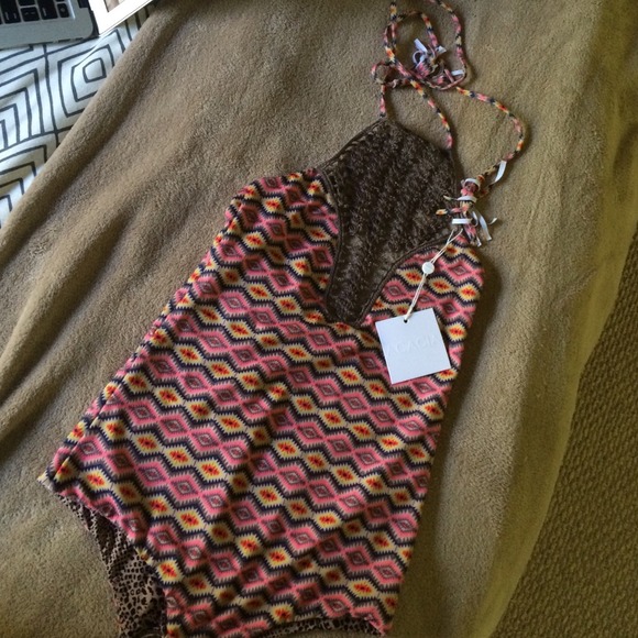 Acacia Teahupo'o one piece in Navajo