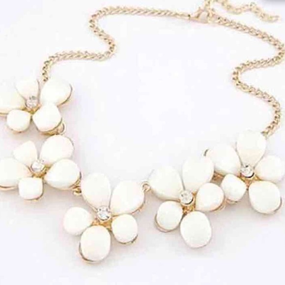 White flower chunky necklace