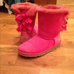 (HOLDING) Hot pink Bailey bow UGGS 💕