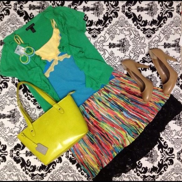 Blue tank top with yellow trim - Picture 3 of 4