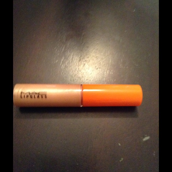 Mac lipglass Naked a Space