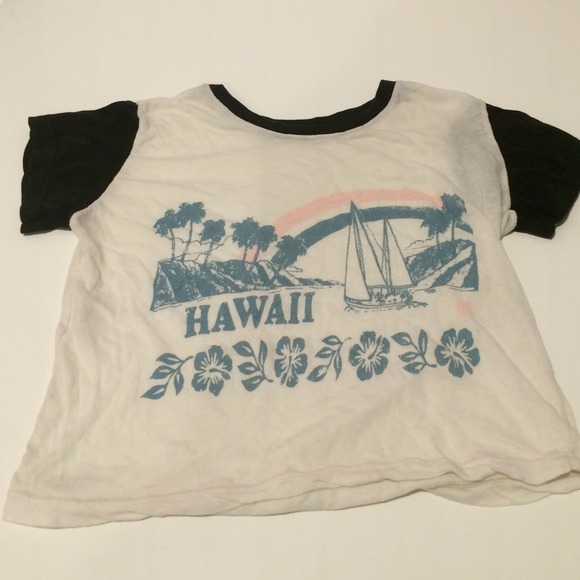Cropped tee that says "Hawaii" on it
