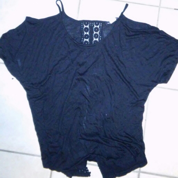 NWOT Open shoulder & slitback top w/ embroidering