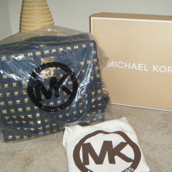 🎀SOLD🎀 AUTH. MICHAEL KORS CONTINENTAL WALLET! - Picture 4 of 5