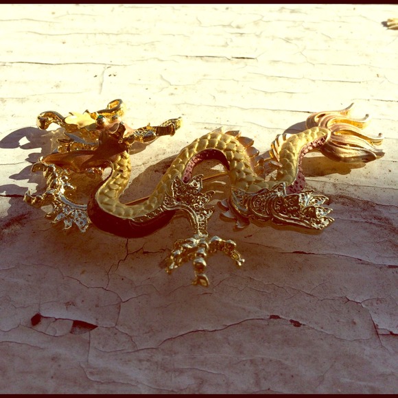 Gigantic dragon pin brooch