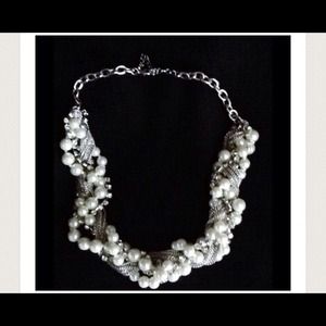 STATEMENT NECKLACE NWOT