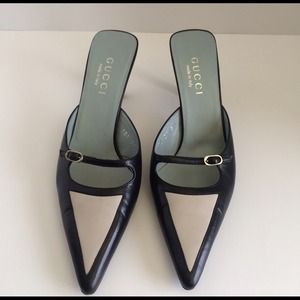 GUCCI Navy Blue kitten heels 7B