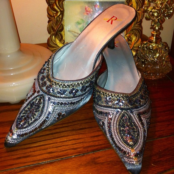 ❤💋GORGEOUS SATIN SEQUIN HEELS!!💋❤ - Picture 2 of 4