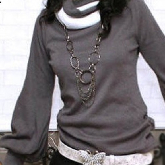 💥sold💥Fun grey bell sleeve light weight sweater!