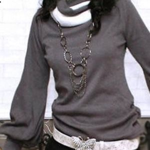 💥sold💥Fun grey bell sleeve light weight sweater!