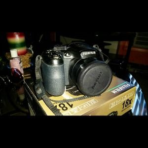 FujiFilm - FINEPIX S1800 - 18x Optical Zoom