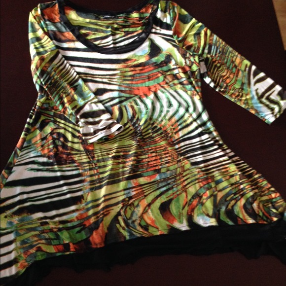Side tail cut 3/4 sleeve tunic - colorful print