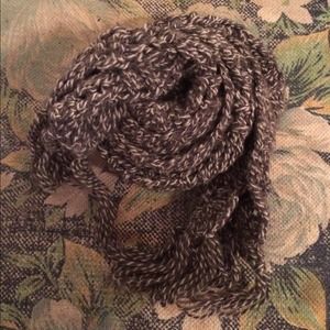 Gray & white knit scarf