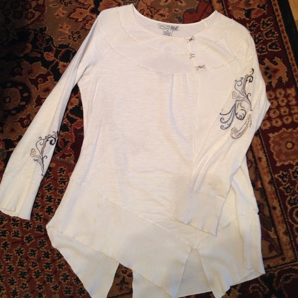 Knit tunic with embroidery details on sleeves
