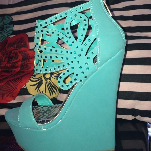 Gorgeous stone embellished turquoise wedge