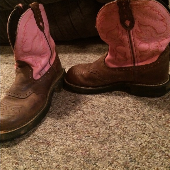 Pink Justin Gypsy women's boots.