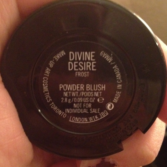 M.A.C. Blush Devine desire frost - Picture 2 of 3