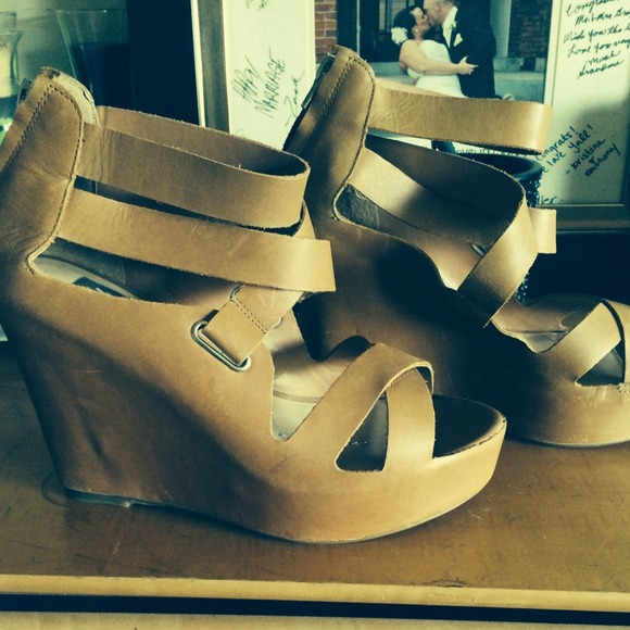 Dolce vita wedges size 7 1/2 never worn😍