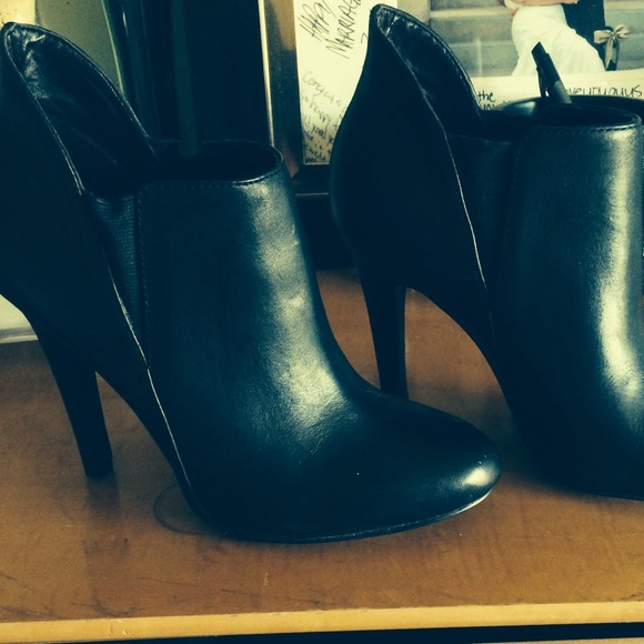 BCBG BLACK BOOTIES😍size 7 1/2