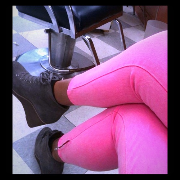 Bubble gum Levi's ankle denim