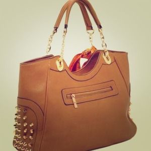 🎉HP 🎉 New studded bag