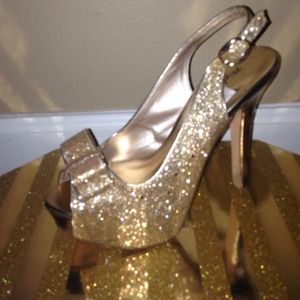Gold glittery peep toe pumps !