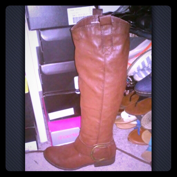 Tall bown riding boots!