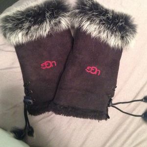 Brand new never worn ugg gloves