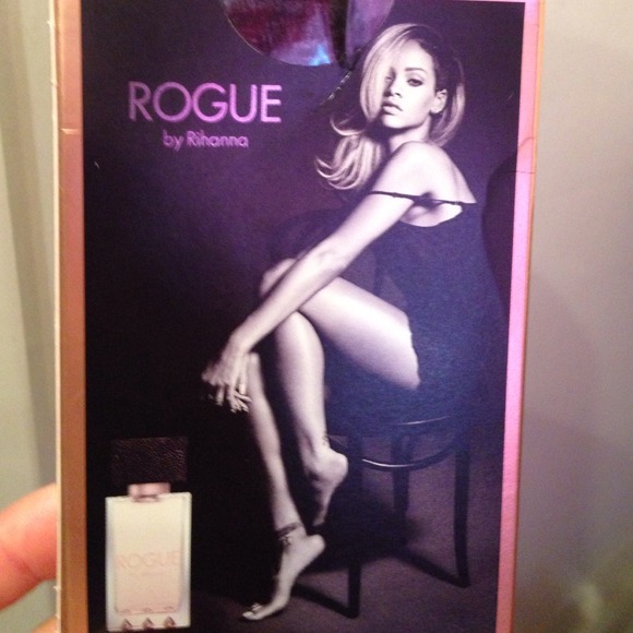 Perfume ROGUE by Rihanna. NWT.. 0.5 oz - Picture 1 of 2