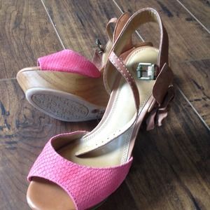 ***SOLD****** Gorgeous Wedges