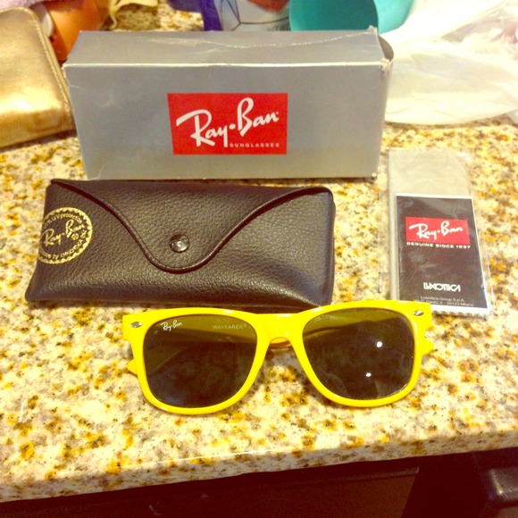 Bright yellow wayfarer Raybans 😎