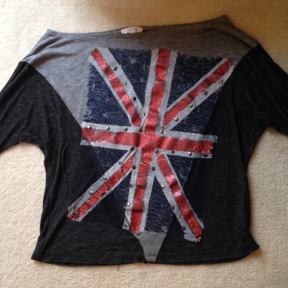 3/4 length sleeved shirt