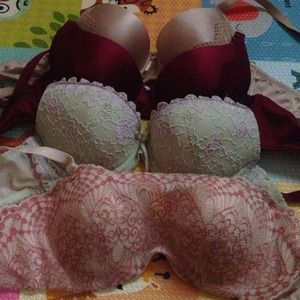 4 Lacy bras 💕used but in good condition